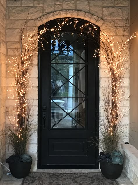 Lighted Birch Tree Front Porch, Outdoor Entry Way Halloween Decor, Modern Christmas Decor Front Porch, Fairy Lights Front Door, Christmas Light Exterior Ideas, Christmas Tree Front Door, Christmas Lights Front Of House, Christmas Outdoor Entryway, Fall Doorway Decor Entrance