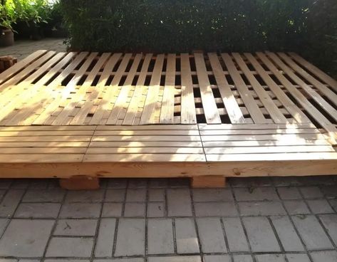 DIY Backyard Deck Project Made Of Pallet Woods Diy Backyard Deck, Pallet Backyard, Pallet Patio Decks, Pallet Shelves Diy, Pallet Deck Diy, Pallet Deck, Deck Diy, Outdoor Pallet Projects, Pallet Building