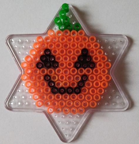 Easy Perler Bead Patterns Simple, Halloween Hama Beads, Perler Bead Ornaments Pattern, Hama Beads Halloween, Nerdy Perler Beads, Melty Bead Designs, Hamma Beads Ideas, Easy Perler Bead Patterns, Pearl Beads Pattern