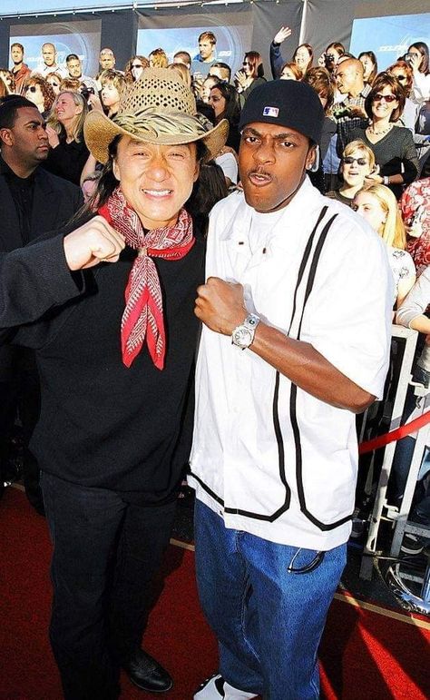 The long haired Jackie Chan winning Best Onscreen Duo with Chris Tucker on their movie "Rush Hour" by the online voters choice, unfortunately Chris wasn't here at the red carpet and media interview so JC comes through because many Americans wanted to know about him as the succeed Asian action star. Chris Tucker Jackie Chan, Jackie Chan Chris Tucker, Rush Hour Costumes, Rush Hour Aesthetic, Chackie Chan, Rush Hour 3, Kirsten Vangsness, Chris Tucker, Old School Fashion