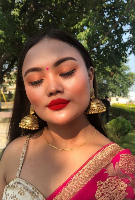 Pink bindi with a nude golden eye and classic red lip for a wedding guest makeuplook Red Lip Makeup Look Indian, Red Lips Indian Makeup, Red Lip Indian Makeup, Red Saree Makeup Look, Makeup Looks Indian, Indian Wedding Guest Makeup, Haldi Makeup, Bengali Makeup, Wedding Guest Makeup Looks