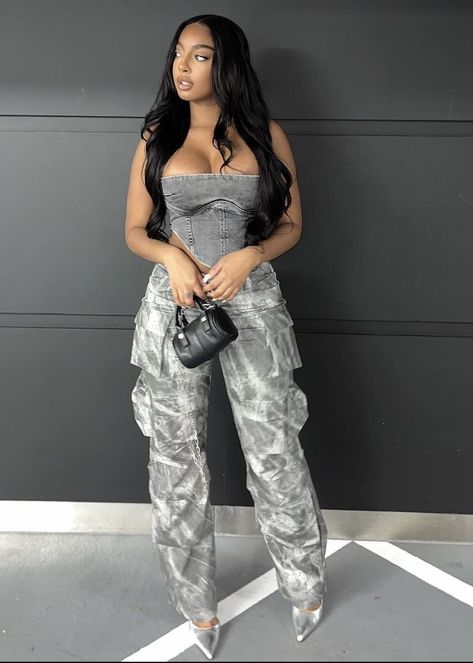 Camo Pants Outfit With Heels, Grey Cargos Outfit, Concert Outfit Cargo Pants, Club Birthday Outfit, Gray Cargo Pants Outfit, Cargo Pants And Heels, Grey Cargo Pants Outfit, Homecoming Fits, Cargo Pants Outfits Women