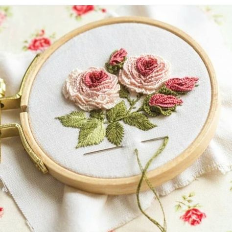 Brazilian Embroidery Stitches, Simple Hand Embroidery Patterns, Embroidery Hoop Wall Art, Ribbon Embroidery Tutorial, Hand Embroidery Patterns Flowers, Floral Embroidery Patterns, Hand Embroidery Videos, Diy Embroidery Patterns, Pola Sulam