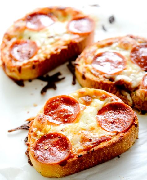 Texas Toast Garlic Bread Pizza - Recipe Diaries Toast Garlic Bread, Texas Toast Garlic Bread, Garlic Bread Pizza, Toast Pizza, Pizza Roll, Texas Toast, Pizza Margherita, Pizza Ingredients, Bread Pizza