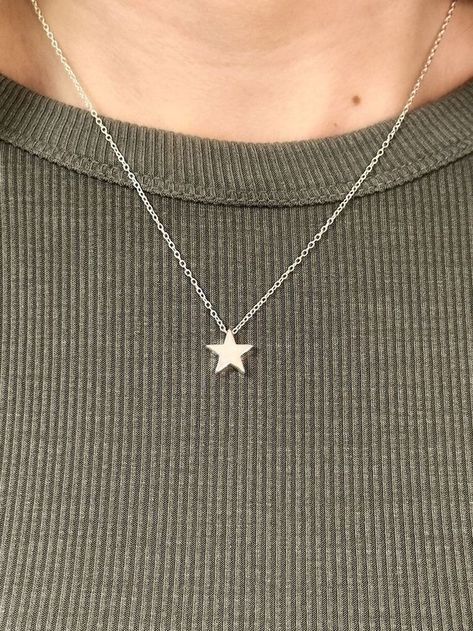 Pretty Jewelry Necklaces, Star Chain, Jewelry Accessories Ideas, Girly Accessories, Funky Jewelry, Star Jewelry, Jewelry Lookbook, Fancy Jewelry, Girly Jewelry