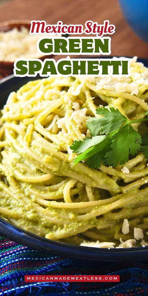 Mexican green spaghetti inside a blue bowl. Mexican Green Spaghetti Recipe, Mexican Green Spaghetti, Mexican Menudo Recipe, Pasta Mexicana, Green Spaghetti Recipe, Spaghetti Verde, Green Pasta Recipe, Mexican Lunch, Mexican Spaghetti