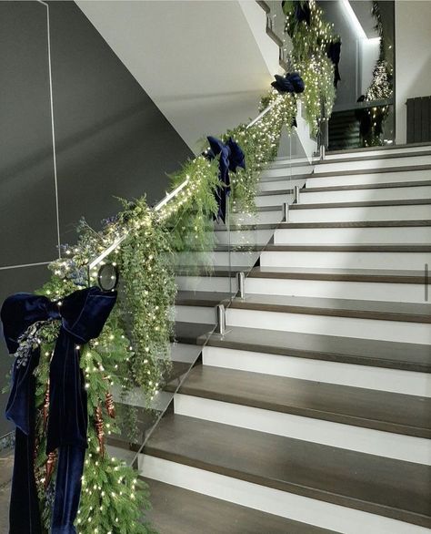 Corporate Christmas Decor, Stairs Christmas Decor, Stairs Christmas, Commercial Christmas Decorations, Green Christmas Tree Decorations, Black Christmas Decorations, Christmas Staircase, Glass Stairs, Christmas Dreaming