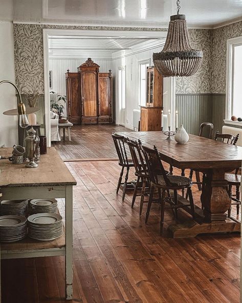 Swedish Cottage Interior Nordic Style, Swedish House Interior, Swedish Farmhouse Style, Swedish House Design, 1910s House Interior, Swedish Cottage Interior, Swedish Living Room, Swedish Dining Room, Swedish Country House