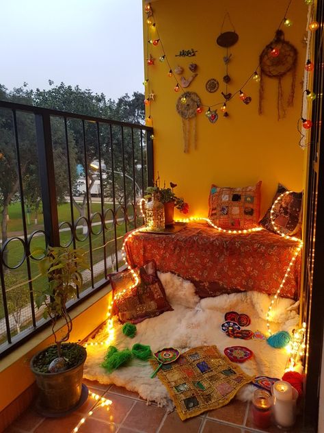 Funky Balcony Ideas, Turkish Balcony Ideas, Aesthetic Small Balcony, College Balcony Ideas, 70s Balcony, Apartment Small Balcony Decorating, Whimsigoth Balcony, Hippie Porch Ideas, Maximalist Balcony