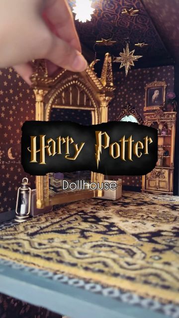 ✨Bridget ✨ on Instagram: "I still have ways to go, but so far it’s looking really cute. #harrypotter #halloween #dollhouse" Harry Potter Dollhouse Diy, Miniature Crafts Diy Ideas, Harry Potter Dollhouse, Harry Potter Crafts Diy, Harry Potter Bookshelf, Harry Potter Wreath, Harry Potter Diy Crafts, Diy Harry Potter Crafts, Halloween Dollhouse