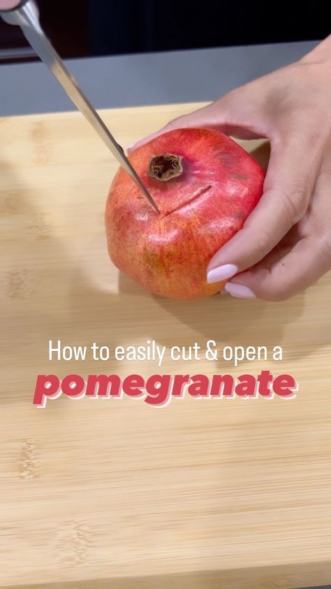 How to cut and open a pomegranate—without making a mess! @melissasproduce and I teamed up to show you this super easy hack! Let’s do it in… | Instagram Cut Pomegranate How To, How To Cut A Pomegranate Easy, How To Open A Pomegranate, Opening Pomegranate, How To Cut A Pomegranate, Cut Pomegranate, Open A Pomegranate, Pomegranate Uses, How To Open Pomegranate