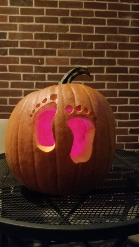 This was a perfect and simple way to reveal the gender of our baby to our kids! Halloween Gender Reveal Ideas, Fall Gender Reveal Party, Pumpkin Gender Reveal, Simple Gender Reveal, Halloween Gender Reveal, Baby Gender Reveal Party Decorations, Gender Reveal Announcement, Gender Reveal Photos, Pregnancy Gender Reveal