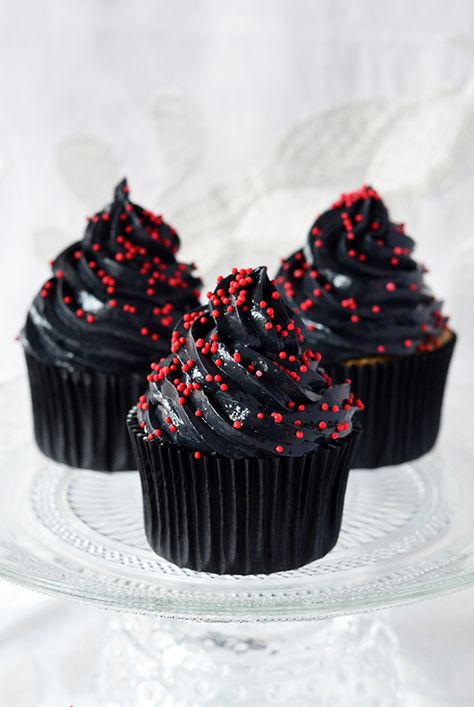 Blog con mis mejores recetas y tutoriales para disfrutar: Cupcakes, tartas, galletas, cake pops... Cursos online. Witchy Birthday, Black Cupcakes, Halloween Punch, Dark Girl, Halloween Cookies Decorated, Colors Aesthetic, Halloween Baking, Halloween Cake, Orange Turquoise