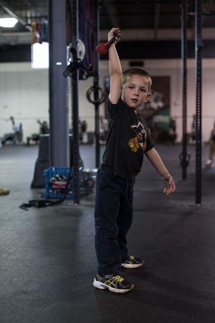 Are your kids CrossFit kids? Head Caveman Steve's son with a kettlebell. Fotografia Crossfit, Crossfit Logo, Kettlebell Snatch, Kettlebell Clean, Crossfit Abs, Crossfit Kids, Kettlebell Deadlift, Kettlebell Workouts, Kettlebell Training