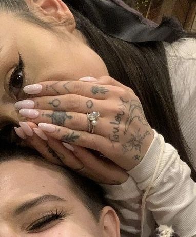 Ryleigh Plank on instagram 17/11/21 with Ariana. Love Ari nails, her tattoos and her wedding rings #teamariana Tattoed Heart, Ariana Grande Details, Her Wedding Rings, Ariana Grande Tattoo, Details Aesthetic, Tiny Elephant, Ariana Grande Pictures, Ariana G, Black And White Aesthetic