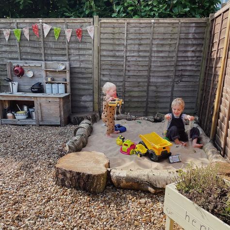 Natural Backyard Playground, Small Garden Play Area, Kid Outdoor Play Area, Kids Play Area Garden, Kid Backyard Ideas, Natural Outdoor Play Spaces, Nature Play Backyard, Backyard Sandpit, Outdoor Sandpit