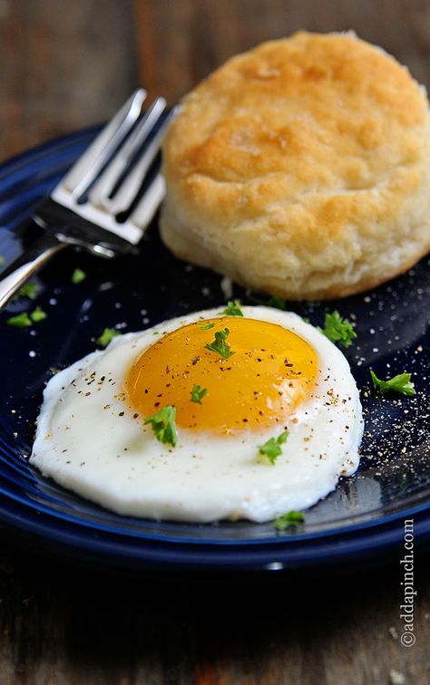 Learning how to make sunny side eggs is one of those essential cooking tips that once you learn it, you are golden! Sunny Side Up Eggs Recipe, Sunny Side Up Eggs, Recipe For Hollandaise Sauce, Dippy Eggs, Cooking 101, Eggs Recipe, What's For Breakfast, Breakfast Time, An Egg