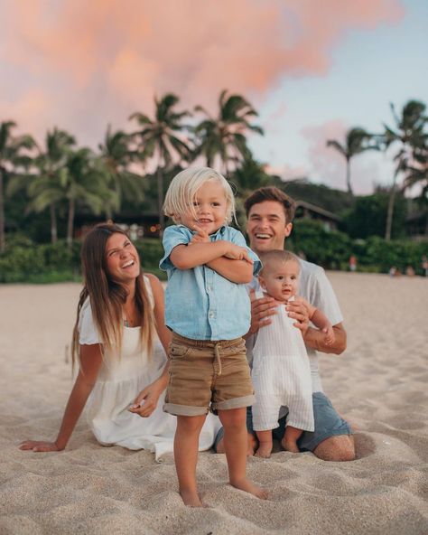 Maddie Castellano’s Instagram post: “Now vs then 👉🏼 So much can change in one year 🥺 Enzo was still in my belly in the second picture and now we can’t imagine our family…” Maddie Castellano, Fam Goals, Cute Family Photos, Mom Things, Dream Future, Family Is Everything, Future Family, Future Mom, Family Moments