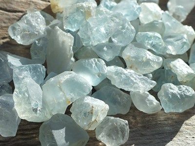 Topaz Gemstone Aesthetic, Gemstone Aesthetic, Magia Das Ervas, Crystals Store, Crystal Aesthetic, Chakra Healing Crystals, Blue Topaz Gemstone, Pretty Rocks, Yellow Gemstones