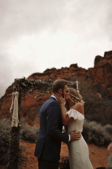 Floral Design Inspiration, Romantic Boho Wedding, Canyon Elopement, Desert Bride, Lake Hair Styles, Inspiration Nails, Floral Styling, Purple Wedding Bouquets, Bohemian Wedding Inspiration