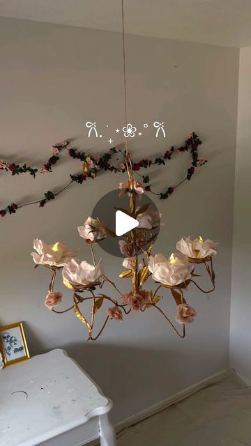 Diy Chandelier Ideas, Fairy Chandelier, Homemade Chandelier, Chandelier Diy, Fairy Lights Decor, Gothic Princess, Decor Hacks, Diy Roses, Diy Chandelier