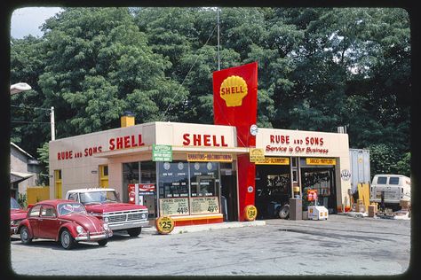 10 Classic Gas Stations - TheGentlemanRacer.com Getting Rid Of Gas, Shell Gas Station, Country Stores, Vintage Gas Pumps, Pompe A Essence, Tesla Cybertruck, Gas Service, Station Service, Beetle Car