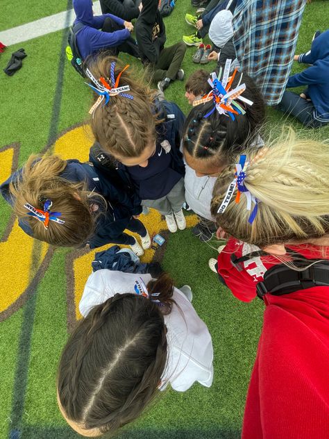 Sports Day Hair, Race Day Hair, Volleyball Hair Bows, Cute Sporty Hairstyles, Running Hairstyles, Ideas For Parties, Soccer Hairstyles, Volleyball Hair, Soccer Hair