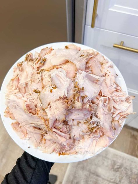 Easy Homemade Turkey Breast Deli Lunch Meat Lunch Alternatives To Deli Meat, Homemade Turkey Lunch Meat, Homemade Deli Turkey, Home Made Lunch Meat, Healthy Deli Meat, Turkey Lunch Meat Recipes, Homemade Lunch Meat, Homemade Deli Meat, Turkey Breast Sandwich