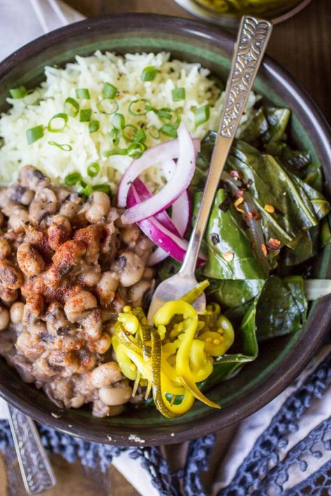 Vegan Southern Bowls are hearty, comforting, and the perfect way to use up leftover black eyed peas! Vegan Soul Food Recipes, Vegan Soulfood, Garden Meals, Alkaline Meals, Vegan Cajun, Soul Food Recipes, Lunch Bowls, Thug Kitchen, Vegan Soul Food