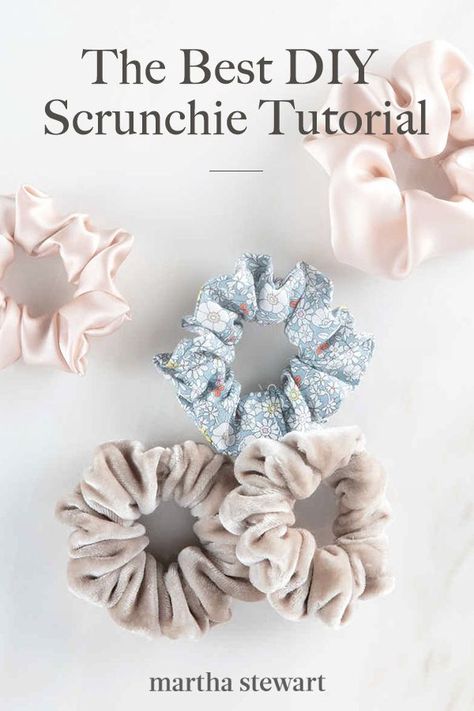 Scrunchies Ideas, Sew Accessories, Scrunchie Tutorial, Diy Scrunchie, Accessoires Barbie, Hair Ties Diy, Diy Hair Scrunchies, Diy Sewing Tutorials, Bags Sewing