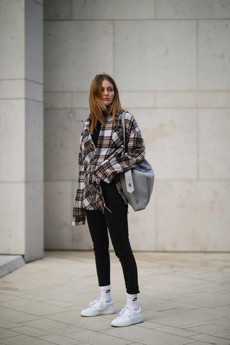 Oversize Flannel Outfit, Oversized Flannel Outfits Leggings, Plaid Flannel Shirt Outfit, Oversized Plaid Shirt Outfit, Flannel Shirt Outfit Women, Flannel Jacket Outfit, Flannel Outfit Ideas, Plaid Flannel Outfit, Oversized Flannel Outfits