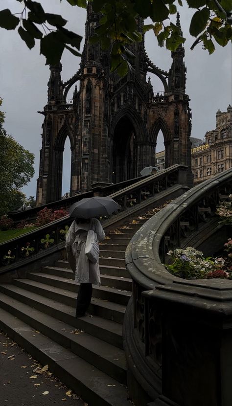 Girl with Trenchcoat and umbrella in Edinburgh walking upstairs in front of Scott monument Edinburgh Rain Aesthetic, Edinburgh City Aesthetic, Autumn In Edinburgh, Edinburgh Autumn Aesthetic, Edingbruh Autumn, English Autumn Aesthetic, Edinburgh Instagram Pictures, Edinburgh Aesthetic Dark, Edinburgh Rain