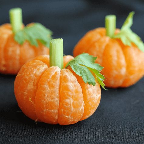 Clementine Pumpkins, Halloween Breakfast, Healthy Halloween Treats, Healthy Halloween Snacks, Halloween Fruit, Decorações Com Comidas, Fun Halloween Food, Easy Halloween Food, Halloween Food Treats