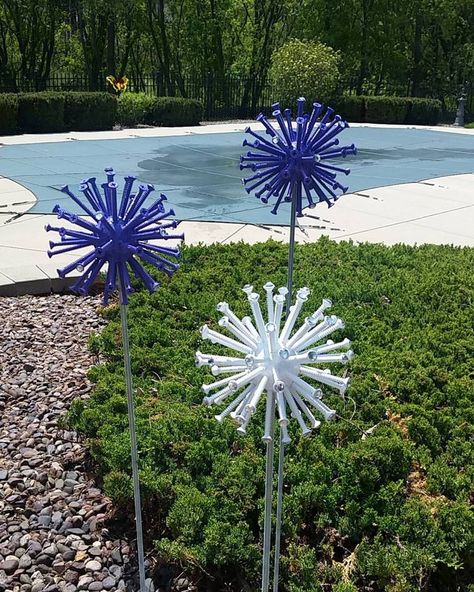 DIY lawn decoration with golf balls and screws.  I added some bling to them as well. Golf Ball Flowers With Screws, Yard Art Crafts, Doll Garden, Diy Fleur, Unique Garden Art, Diy Lawn, Garden Art Sculptures Diy, Paper Flower Art, Garden Decor Projects