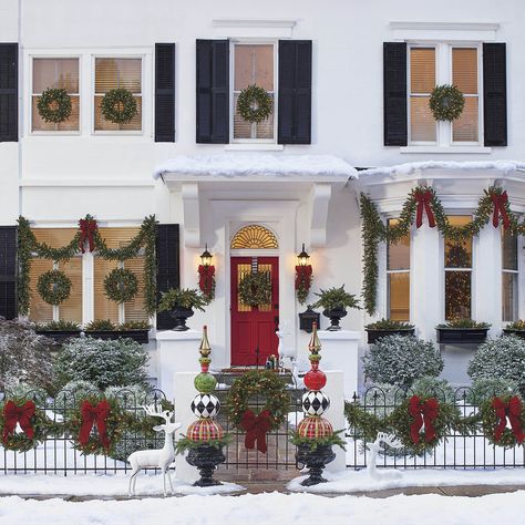 50+ Outdoor Christmas Decoration Ideas - Stylish Outside Christmas Decorating for Your Yard Outdoor Christmas Diy, Outside Christmas Decorations, Brick Exterior House, Christmas Front Porch, Christmas Porch Decor, Christmas Porch, Christmas House, Outdoor Christmas Decorations, Christmas Garland