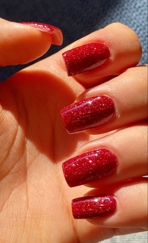 Red Gel Nails Short Glitter, Red Sparkle Gel Nails, Glitter Dark Red Nails, Red Christmas Nails Sparkle, Nail Ideas Shimmer, Sparkly Red Nails Christmas, Glittery Red Christmas Nails, Red Sparkly Prom Nails, Sparkly Red Nails Acrylic Short