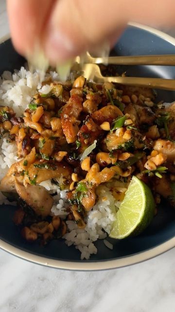 Lindsay Ostrom on Instagram: "This Ginger Peanut Chicken is SO good 🤤 that ginger, garlic, extra lime, and the way the peanuts get kind of soft and roasty… I’ve been serving it over coconut rice and I can’t get enough. Kicking off the SOS Series today with this brand new simple recipe - made it on stories if you want to watch the slower version! The SOS series is a collection of easy, 7-ingredient (not including pantry staples) shortcut-friendly recipes that we’ll be adding to this month - we’ Ginger Peanut Chicken, Peanut Chicken Rice Bowl, Ginger Peanut Chicken With Coconut Rice, Lemongrass Ginger Chicken, Thai Peanut Chicken And Veggies, Peanut Chicken, Coconut Rice, Chicken Main Dishes, Easy Weeknight Meals