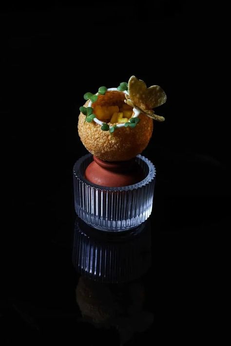 Indian Amuse Bouche, Indian Food Presentation, Indian Food Plating Ideas, Indian Food Plating, Indian Gastronomy, Indian Fusion Food, Fusion Sweets, Indian Fine Dining, Gastronomic Food