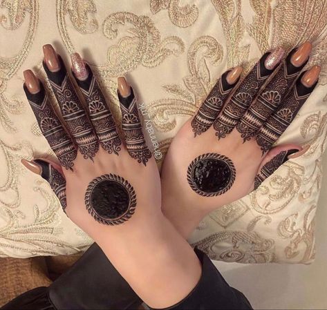 Gol Tikki Mehndi Designs, Mehndi Designs Beautiful, Hand Mehndi Design Simple, Tikki Mehndi, Finger Mehendi Designs, Mehndi Design Simple, Finger Henna Designs, Henna Tattoo Hand, Henna Tattoo Designs Hand