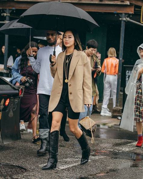 Aimee Song Made Biker Shorts Look Incredibly Sophisticated Western Boots Street Style, Botas Western, September Fashion, Aimee Song, Instagram Baddie, Boating Outfit, Song Of Style, Winter Mode, Fashion Blogger Style