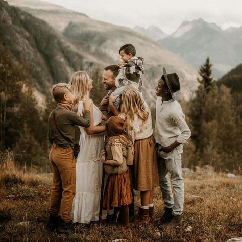 ↟ Emily Hodge ↟New Castle, CO | Family isn’t made from blood, it’s made from love. And this family embodies love. And believe it or not, this is only 5 of their 9 kids!… | Instagram Large Family Photo Shoot Ideas, Poetic Photography, Pink Grass, Large Family Photos, Mommy And Me Photo Shoot, Photoshoot Family, Family Portrait Poses, Family Photo Pose, Beach Family Photos