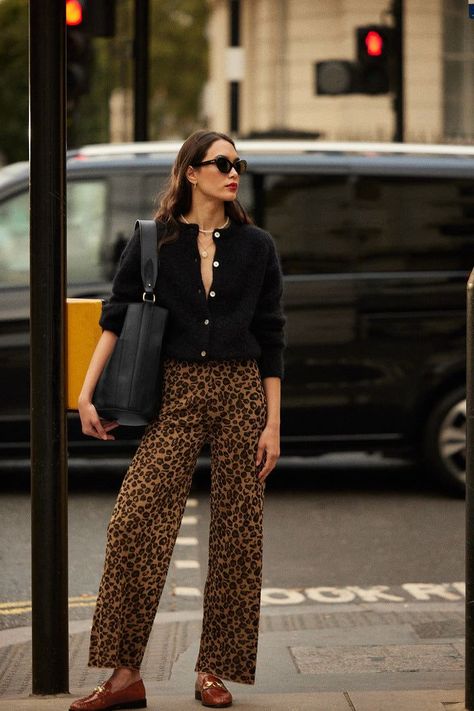 Gingham Pants Outfit Winter, Leopard Aesthetic Fashion, Trouser Pant Outfit, Leopard Trousers Outfit, Leopard Print Trousers Outfit, Leopard Print Jeans Outfit, Leopard Blouse Outfit, Print Jeans Outfit, Leopard Pants Outfit