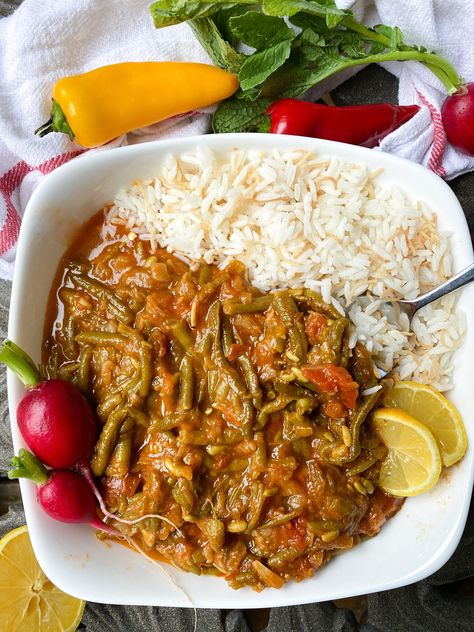 Vegan Lebanese Green Bean Stew [Loubyeh w Riz] — Hungrily Homemade Medditeranean Food, Closet Rebuild, Green Bean Stew, Vegan Lebanese, Meze Recipes, Persian Dishes, Vermicelli Rice, East Recipes, Middle East Recipes