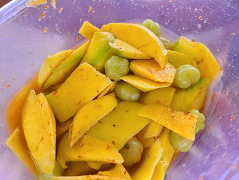 Guyanese Snacks, Mango Chow, Guyana Food, Pickle Mango Recipe, Pickled Mango, Guyanese Recipes, Fast Snack, Lime Pickles, Plantain Chips