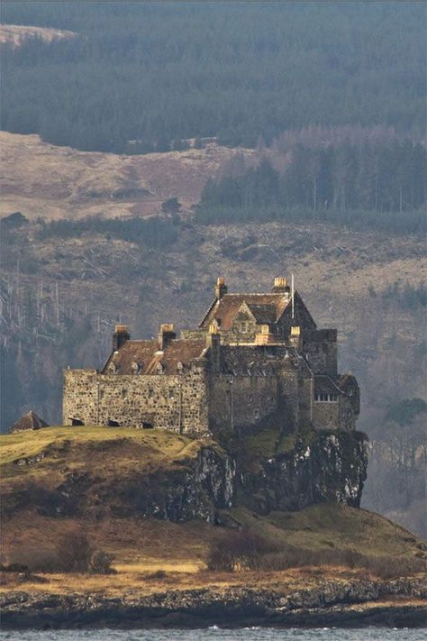 Duart Castle, Mull Scotland, Isle Of Mull, Old Castle, Scotland Castles, Scottish Castles, Voyage Europe, Beautiful Castles, Ireland Scotland