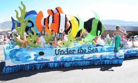 Ocean theme: jelly fish made out of shower caps and ribbon - great for an under the sea bulletin board! Description from pinterest.com. I searched for this on bing.com/images Under The Sea Float, Disney Homecoming, Holiday Parade Floats, Mermaid Float, Carnival Floats, Homecoming Floats, Christmas Parade Floats, Homecoming Themes, Homecoming Spirit Week