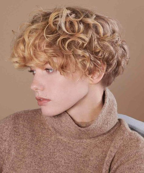 Brunette With Blonde Highlights, Spring Hair Color Trends, Curly Pixie Haircuts, Spring Hair Color, Curly Pixie, Spring Hair, Haircuts For Curly Hair, Short Hair Tutorial, Short Straight Hair