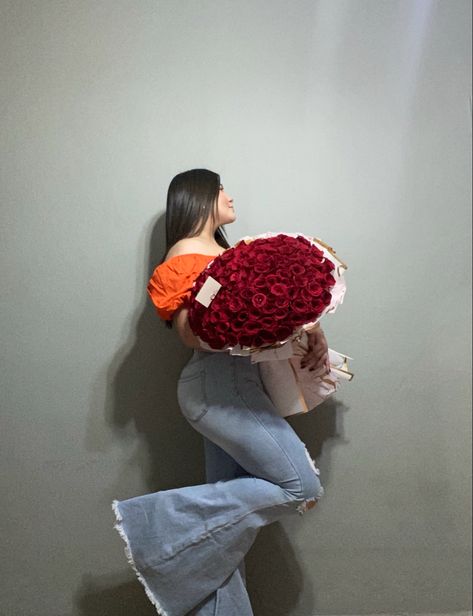 Poses With Flowers Instagram, Flower Photoshoot, Flowers Instagram, Minimalist Fashion Women, Latina Fashion Outfits, Friend Poses Photography, Latina Fashion, Fancy Video, Best Photo Poses