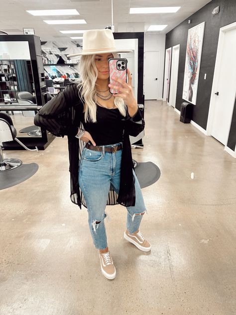 Work Outfits Women Hairstylist, Nail Tech Work Outfits, Cosmologist Outfits, Women Barbers Outfits, Nail Tech Outfits Style, Cute Outfits For Hairstylist, Outfit Ideas For Hairstylist, Hair Stylist Fashion Outfits, Professional Hairstylist Outfits