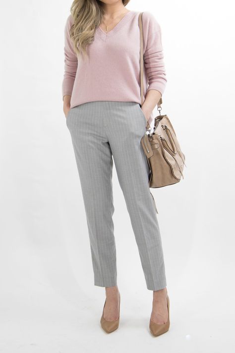 Grey Pants Outfit, Women Office Outfits, Office Outfits Women Casual, Outfit Essentials, Pull Rose, Dress For Work, Casual Professional, Look Formal, Work Dresses For Women